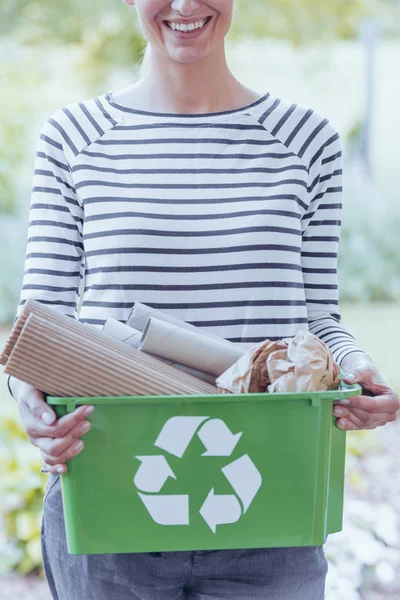 Mulher segurando caixa com papel — Fotografia de Stock