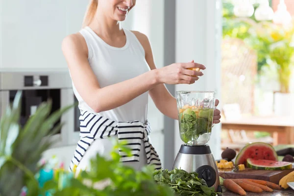 Mulher vegan feliz misturando legumes — Fotografia de Stock