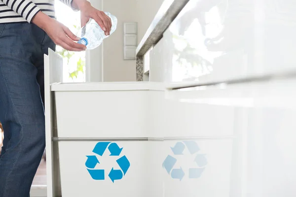 Consciente dona de casa reciclagem garrafas de plástico — Fotografia de Stock