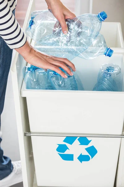 Persona segregando botellas de plástico — Foto de Stock