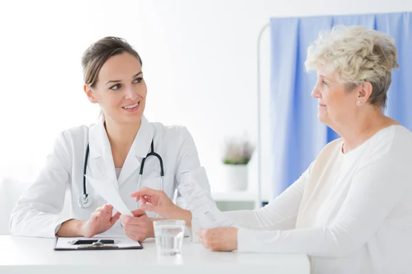 Médecin généraliste faisant un entretien médical — Photo