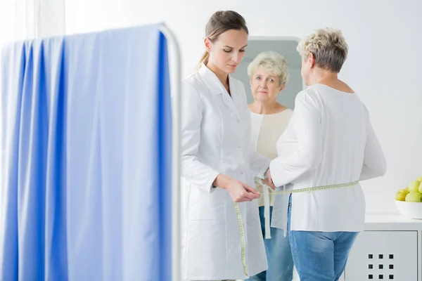 Ernährungsberater misst den Körperkreislauf des Patienten — Stockfoto