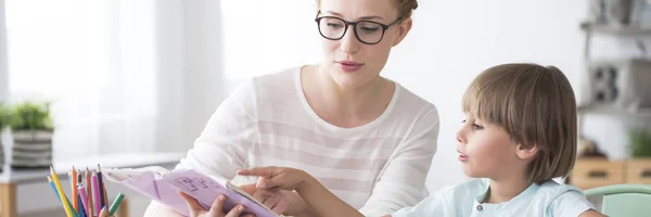 Kid learning to read — Stock Photo, Image