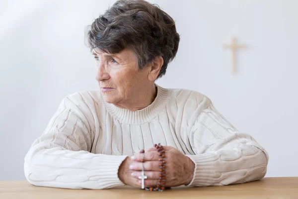 Religiöse Großmutter mit Rosenkranz — Stockfoto