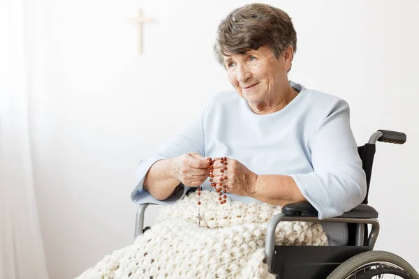 Disabled woman praying for health — Stock Photo, Image