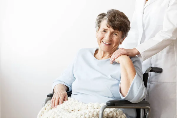 Glad funktionshindrade pensionär i rullstol — Stockfoto