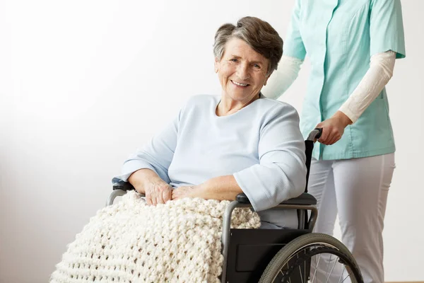 Bejaarde vrouw lachend uitgeschakeld — Stockfoto