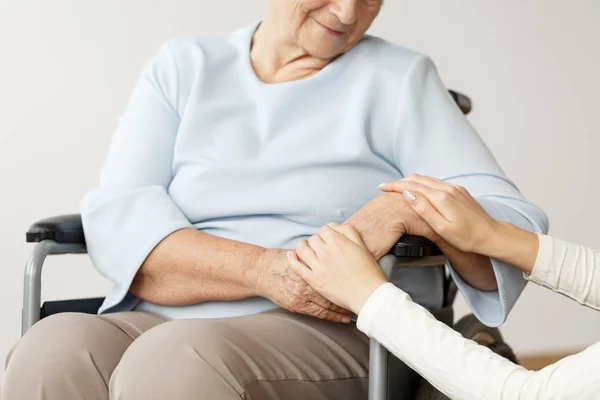 Verzorger steunen uitgeschakeld gepensioneerde m/v — Stockfoto