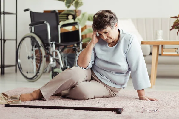 Mujer mayor con dolor de cabeza — Foto de Stock