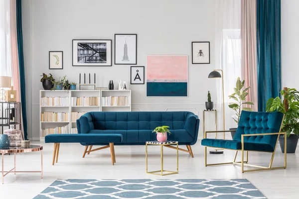 Modernt vardagsrum med soffa — Stockfoto