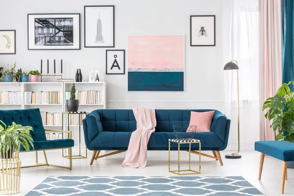 Elegantes Interieur in rosa und blau — Stockfoto