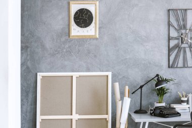 Beton duvar ile çalışma alanı iç