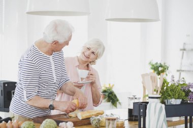 Yaşlı çift kahvaltı yapıyor.