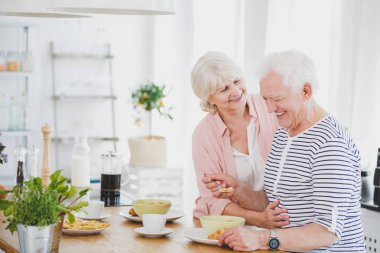 Çift mutfakta sarılma
