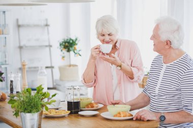 Kadın kocası ile kahve içme