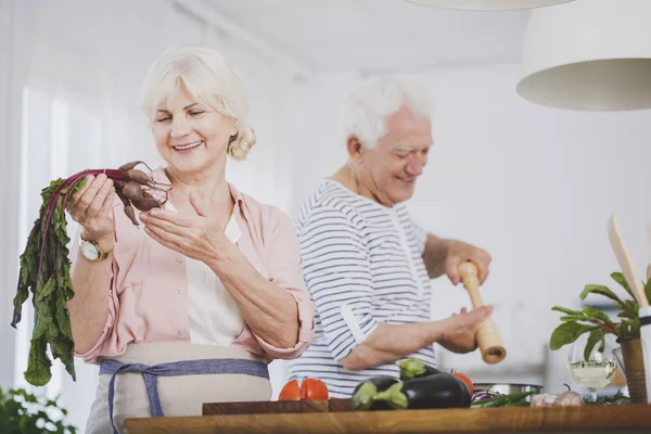 Пенсионеры готовят здоровое питание — стоковое фото
