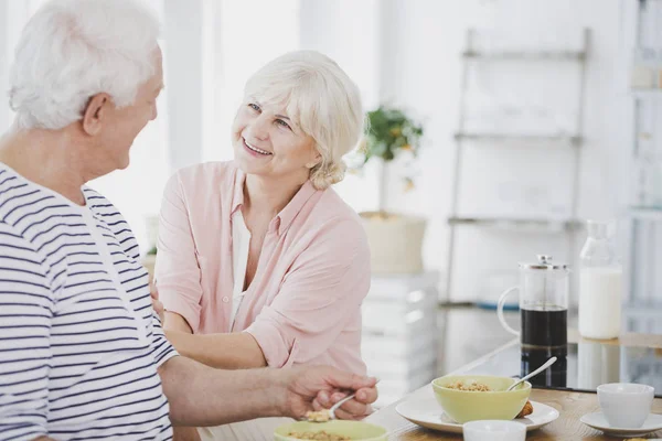 Seniorenpaar lächelt — Stockfoto