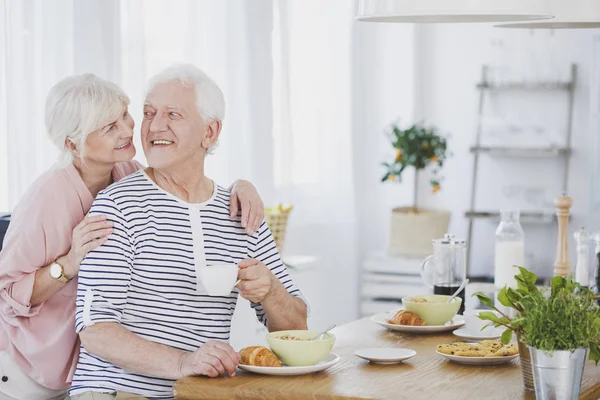 Senior koppel knuffelen — Stockfoto