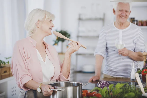 Grootouders eten koken — Stockfoto