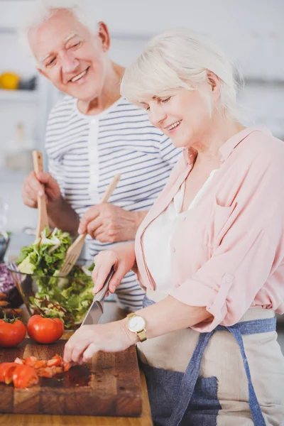 Grootouders in de keuken — Stockfoto