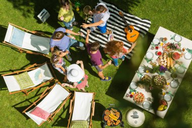 Barbekü partisi ile yaz müzik