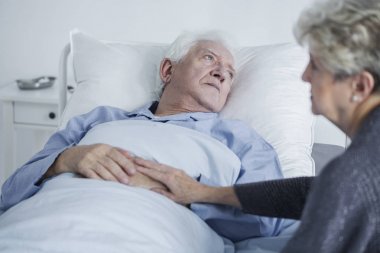 Hastanede üzgün ihtiyar heyeti