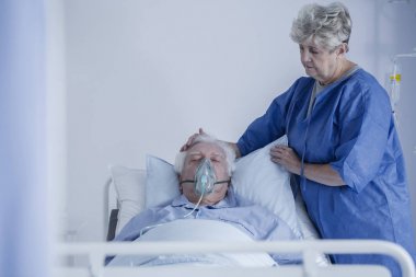 Kadın kocası üzerinde izlerken