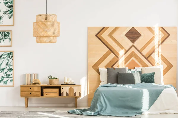Interno camera da letto in legno naturale — Foto Stock