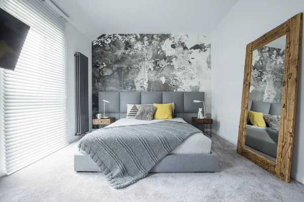 Interior kamar tidur abu-abu dengan cermin — Stok Foto