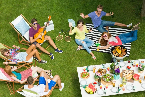 Amigos relaxantes na festa de churrasco — Fotografia de Stock