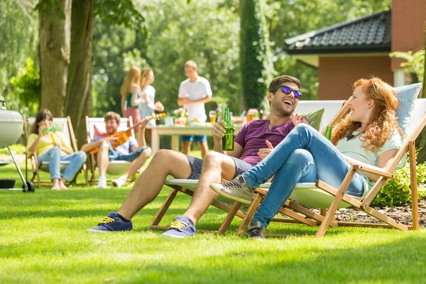 Divertirsi alla festa in cortile — Foto Stock