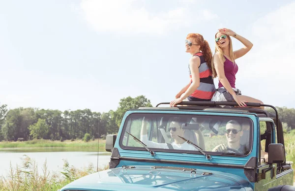 Meninas em cabriolet — Fotografia de Stock