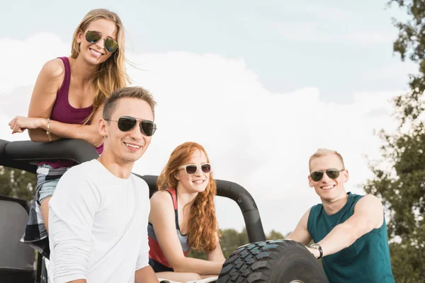 Vrienden in uit wegauto — Stockfoto