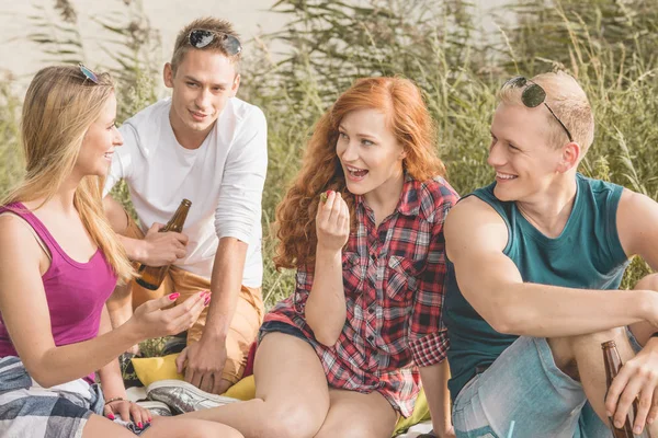 Amigos hablando durante el picnic — Foto de Stock