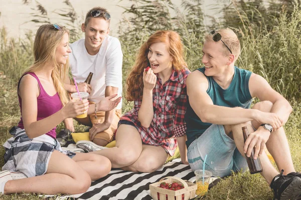 Picknick an der frischen Luft — Stockfoto