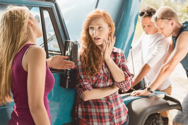 Hombres arreglando el mal funcionamiento del coche — Foto de Stock