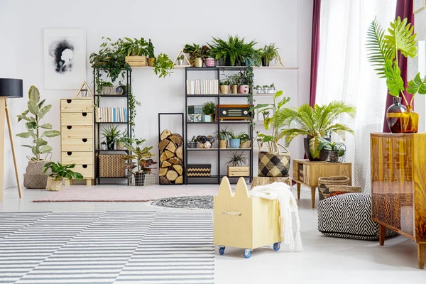 Sala de estar de madera y flores — Foto de Stock