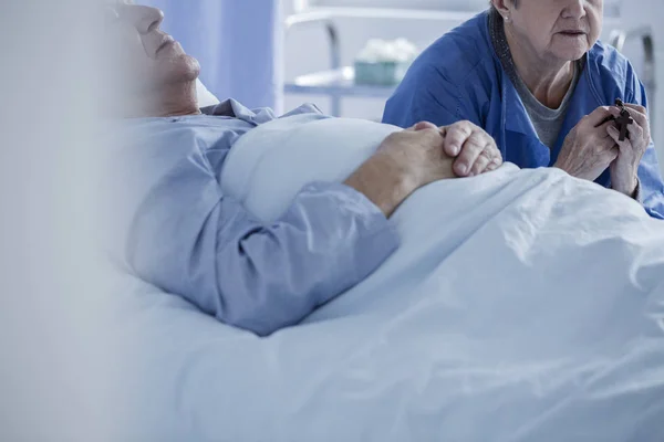 Paciente en coma y esposa — Foto de Stock