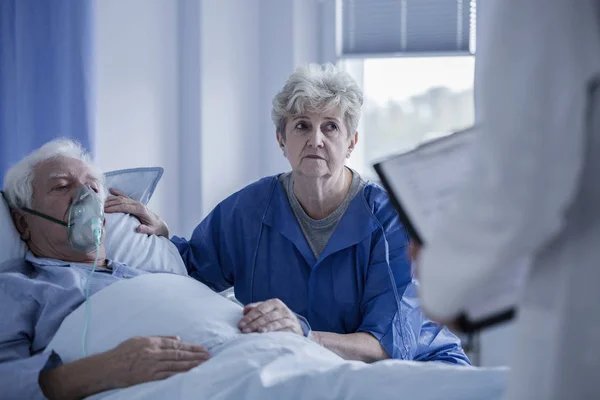 Seniors talking to doctor — Stock Photo, Image