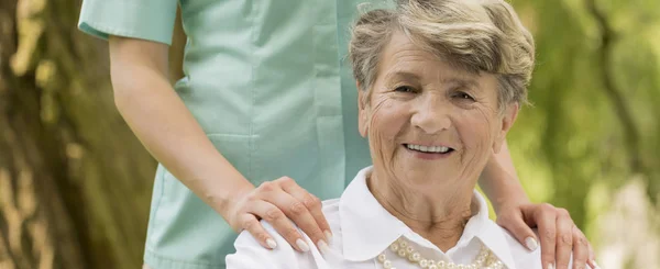 Ontvangende essentiële steun om haar dagen helder — Stockfoto