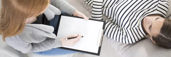 Psicoterapeuta analizando mujer deprimida — Foto de Stock