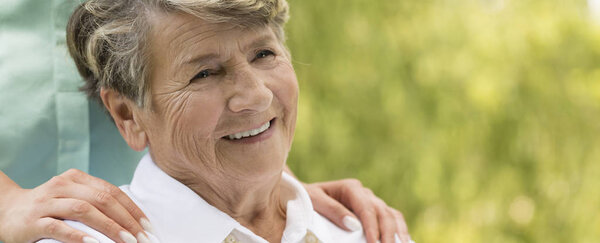 Наслаждаясь своими старыми днями благодаря любви
