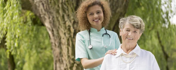 Huis verpleegster wordt haar beste vriendin — Stockfoto