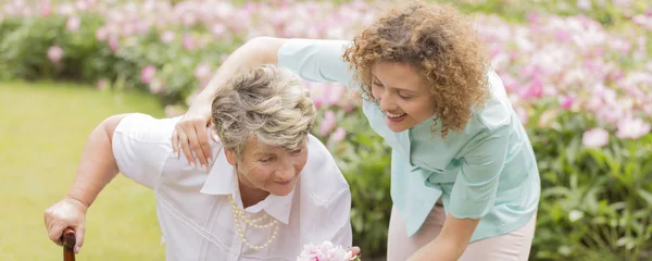 Admirando o jardim de primavera de flor — Fotografia de Stock