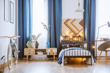 Yatağın arkasında ahşap tahta