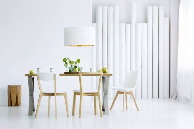 Yemek salonunda dekoratif tüpler