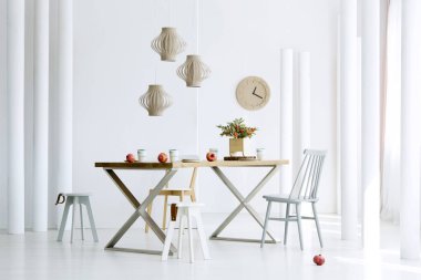 Nar yemek masası üzerinde