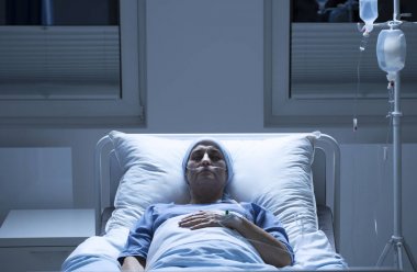 Palyatif hastanesinde kadın