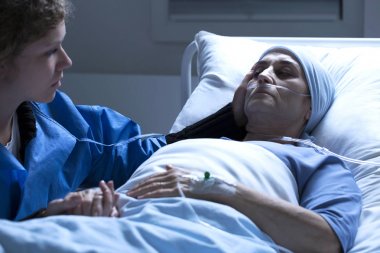 Hasta bir kadın ve kızı