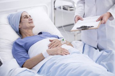 Kanser ve doktor kadın ile